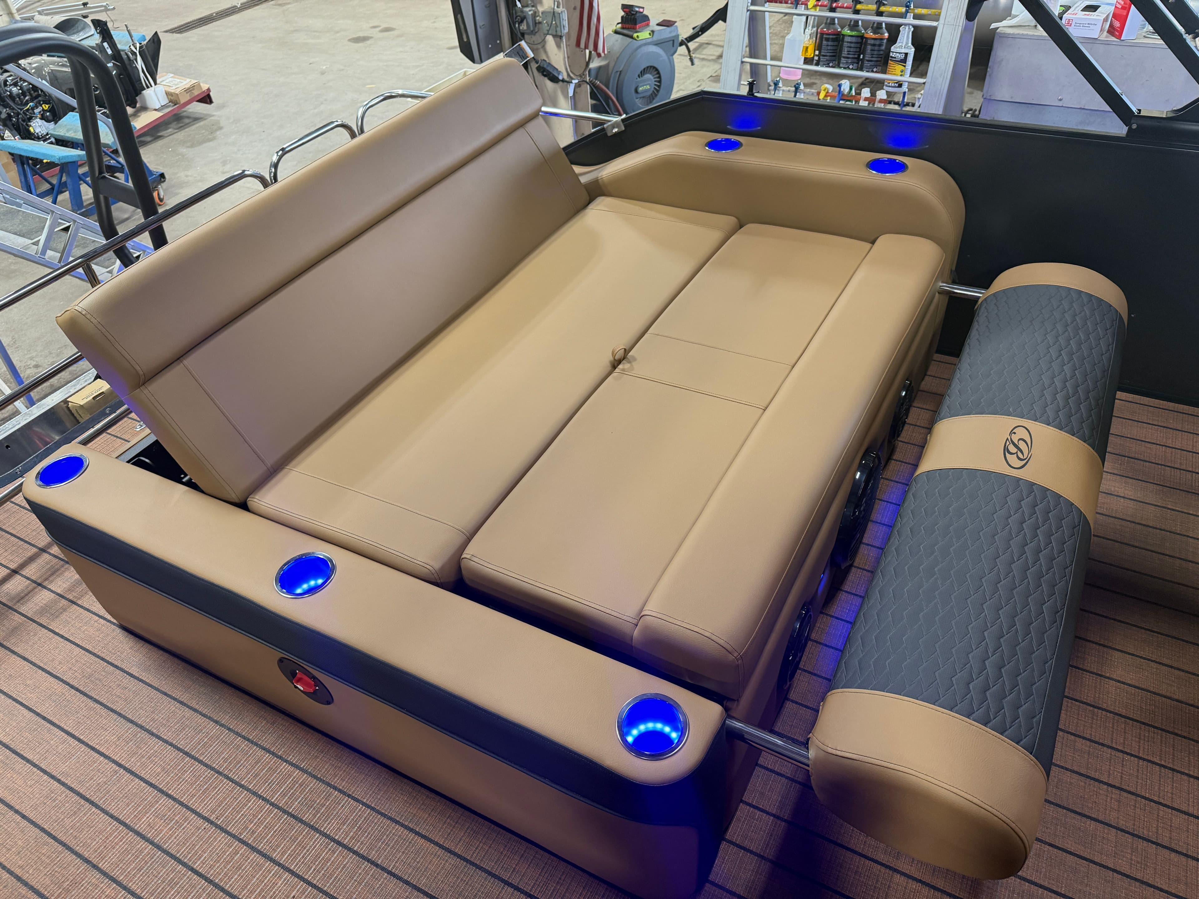 2026 Bentley Pontoons Elite 300HP 253 Swingback Tritoon - 23