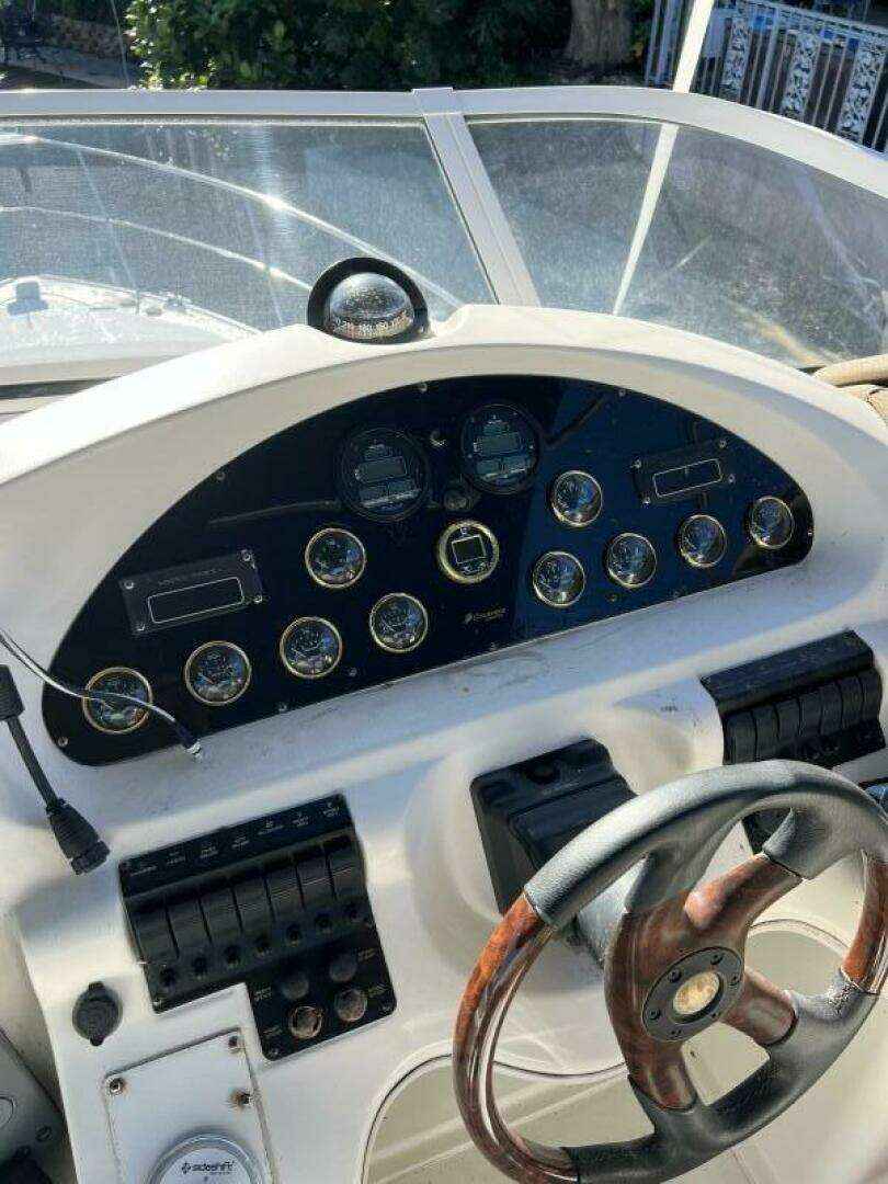 2004 Cruisers Yachts — - Image 9