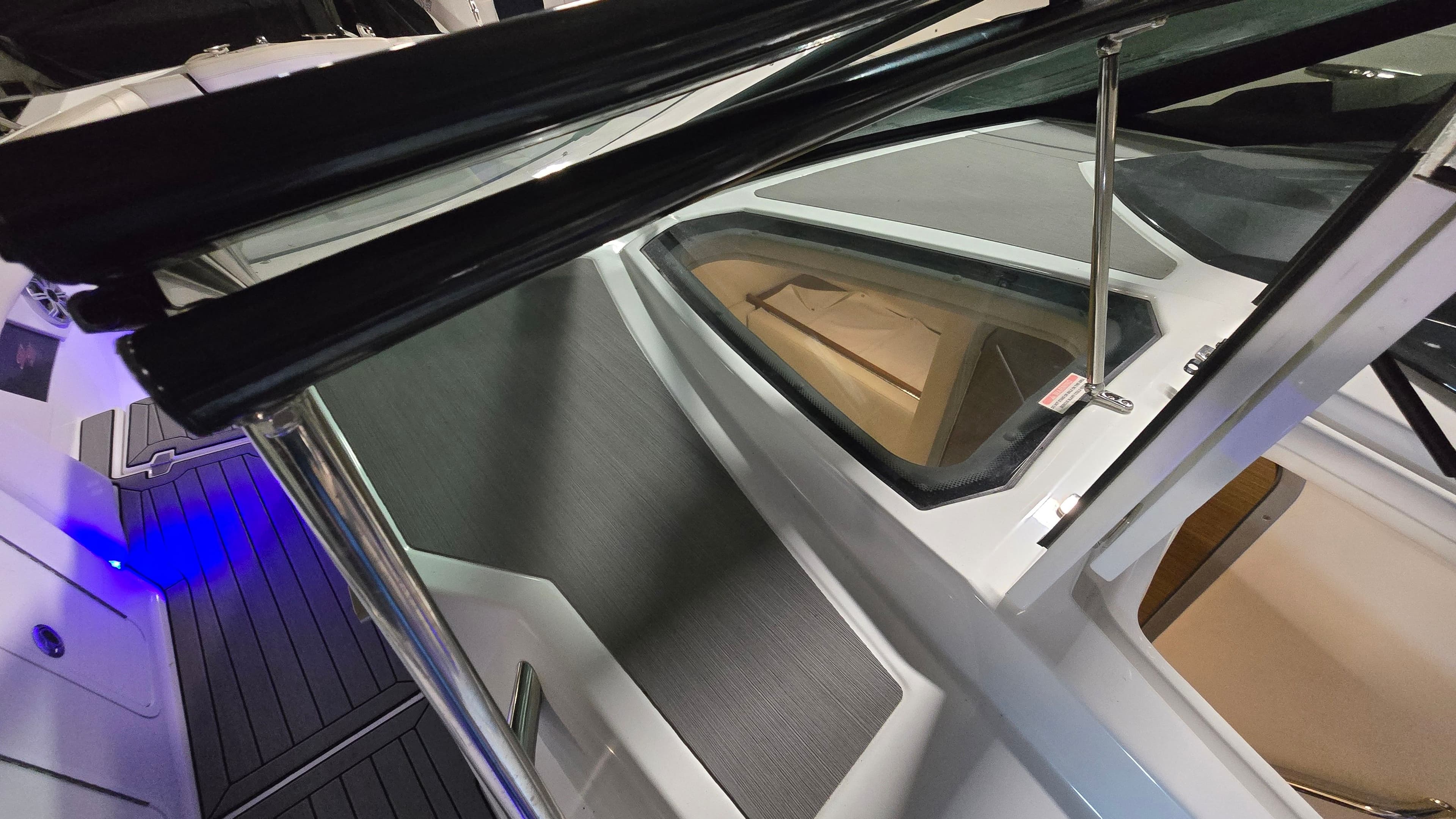 2017 Cruisers Yachts 338CX - 11