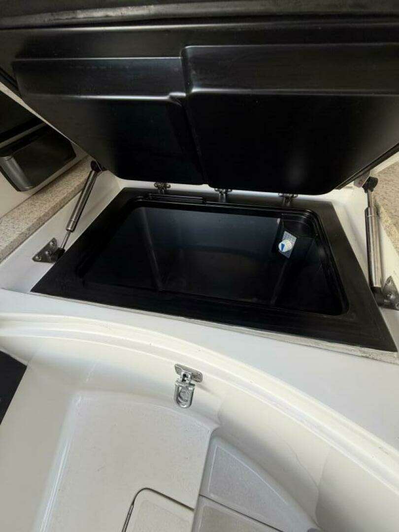 2003 Intrepid 310 - Image 26