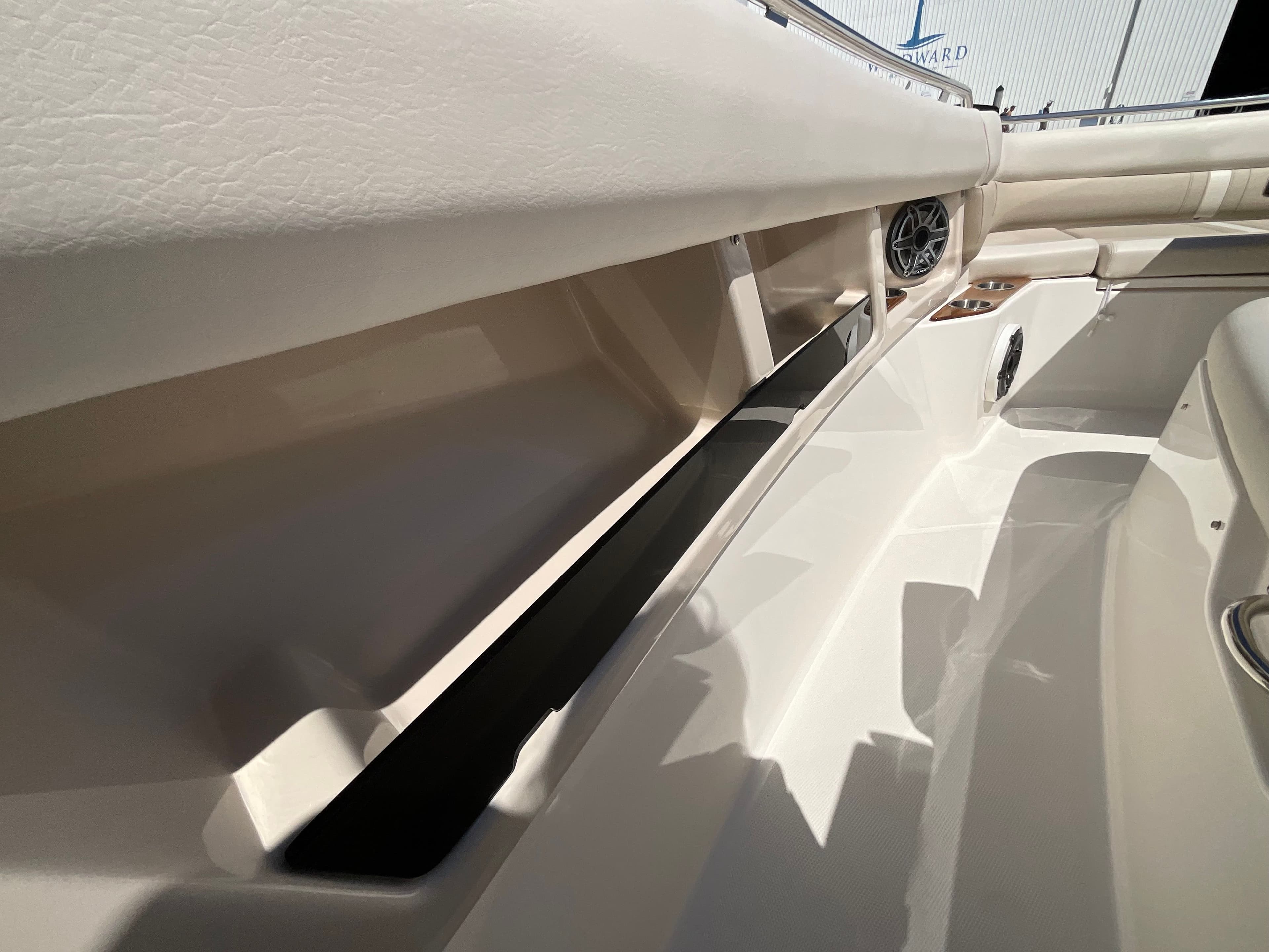 2026 Boston Whaler 350 Realm - 17