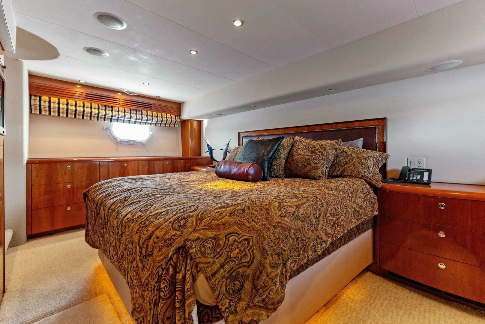 2007 Hatteras 64 Convertible - Image 3