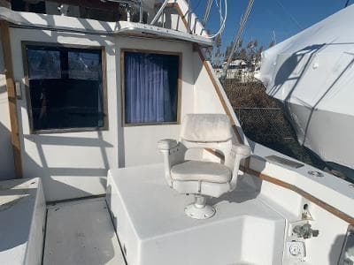 1975 Chris-Craft 30 Tournament FB boat deck with captain's chair.