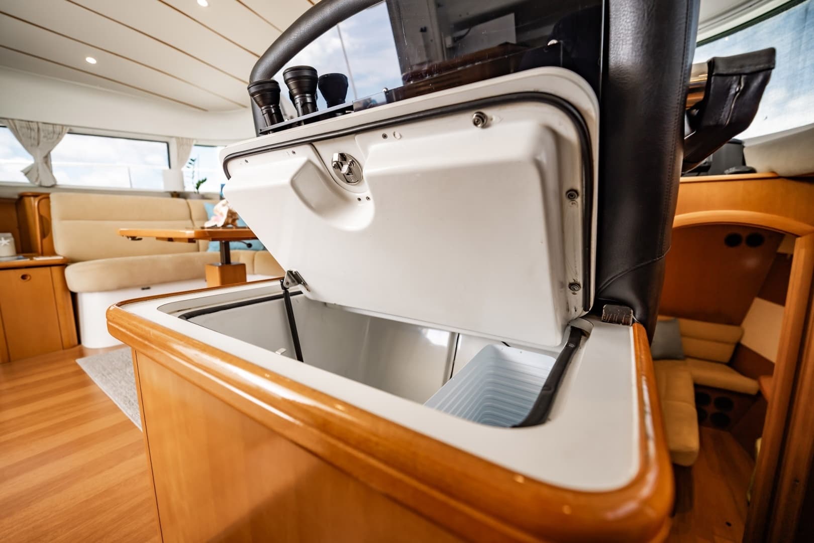 2005 Lagoon Power 43 - Image 29