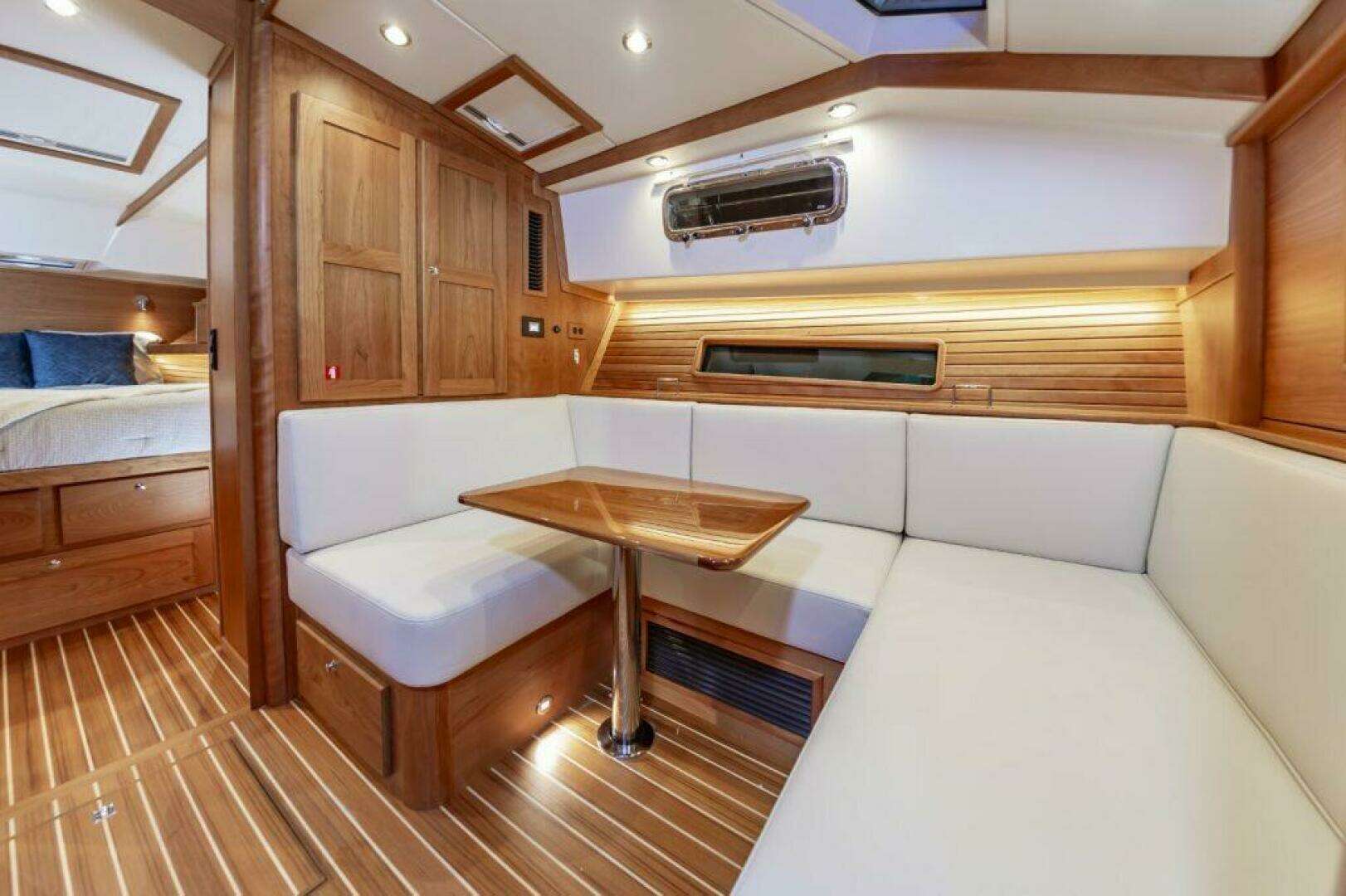 2026 Sabre 43 Salon Express - Image 34