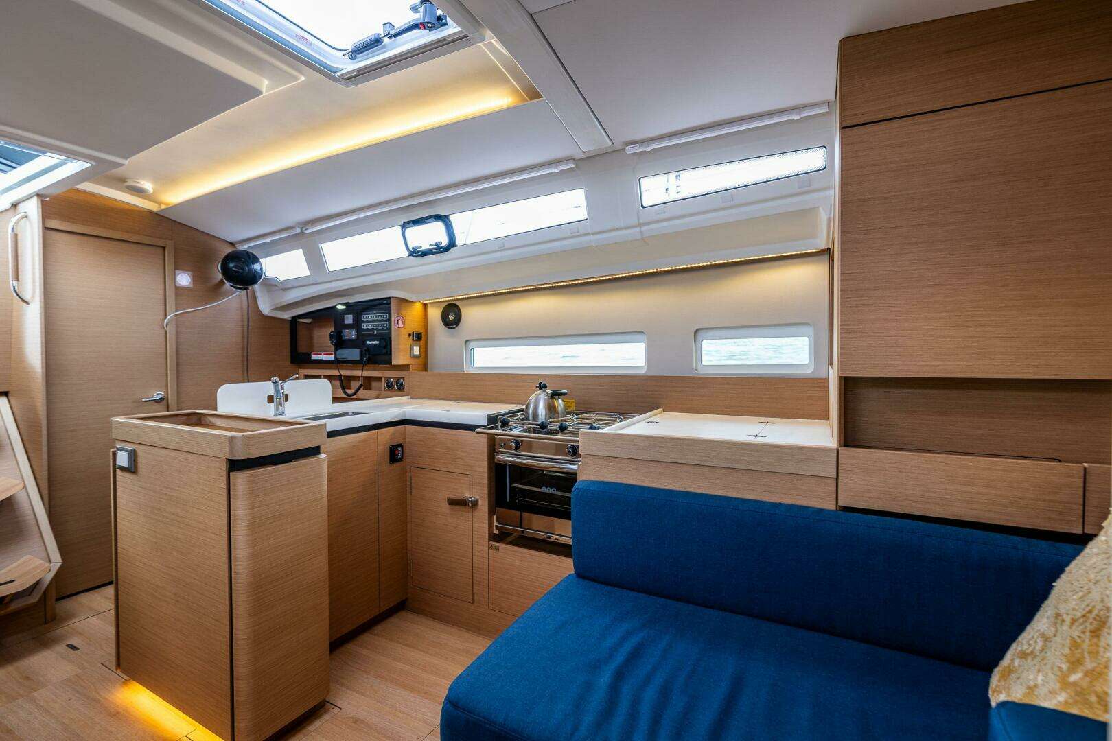 2022 Jeanneau Sun Odyssey 410 - Image 11