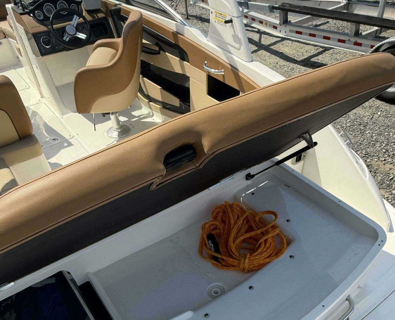 2014 Sea Ray 240 Sun Deck Outboard - Image 13