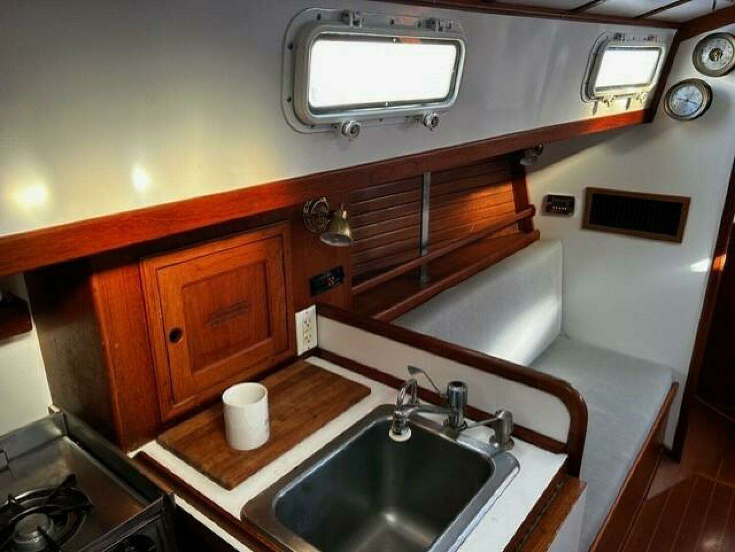 1986 Dickerson Tri-Cabin - Image 23