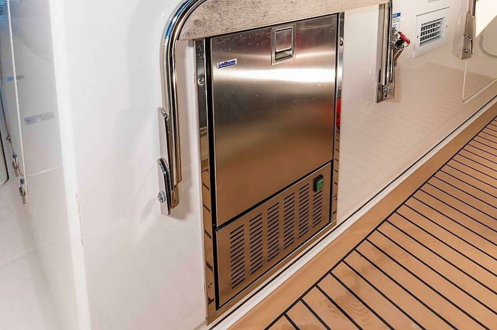 2023 Tiara Yachts 38 LS - Image 13