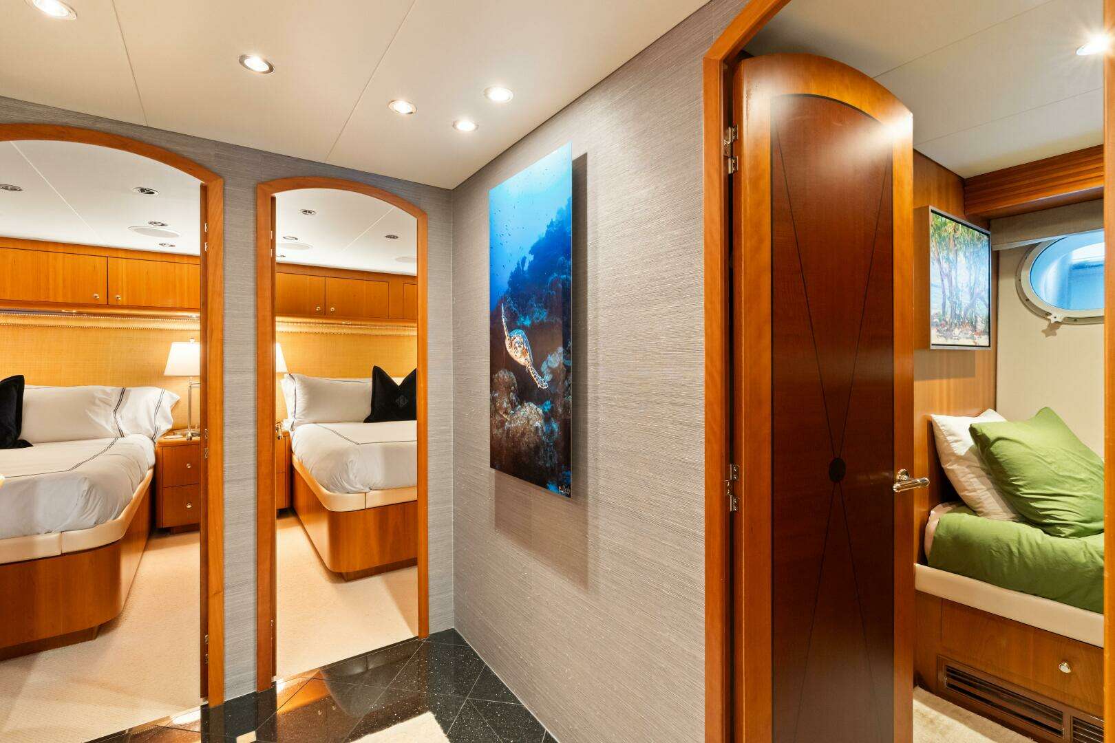 2005 Hatteras 100 Motor Yacht - Image 10