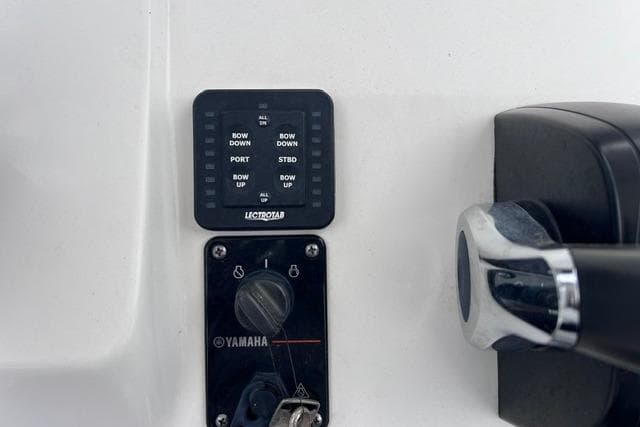 Control panel and throttle of 2021 Sportsman Tournament 234 SBX Bay Boat.