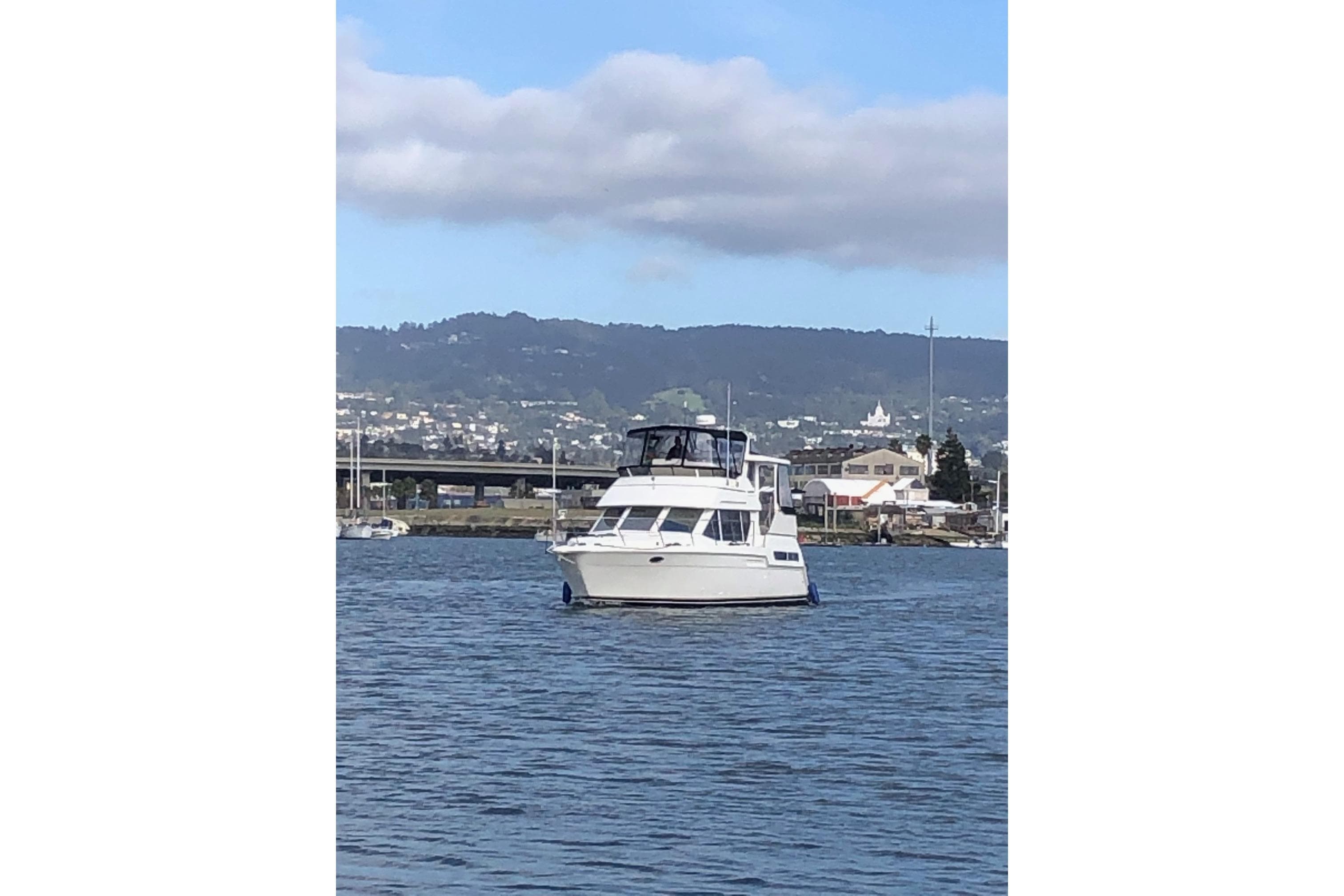 1997 Carver 355 Aft Cabin Motor Yacht on calm water.