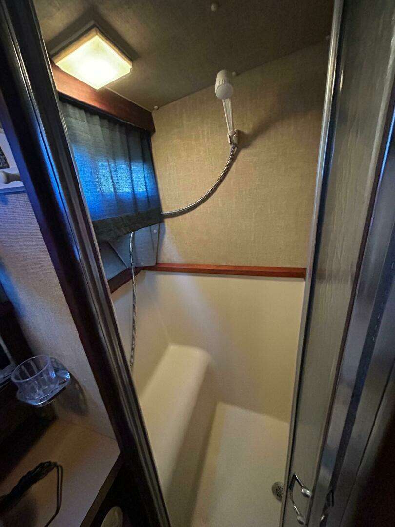1982 Silverton 40 Aft Cabin - Image 15