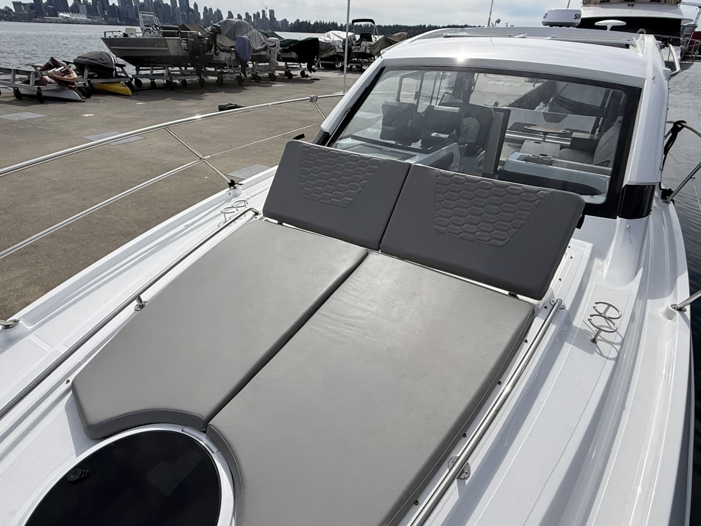 2022 Four Winns V355 Coupe - Image 14