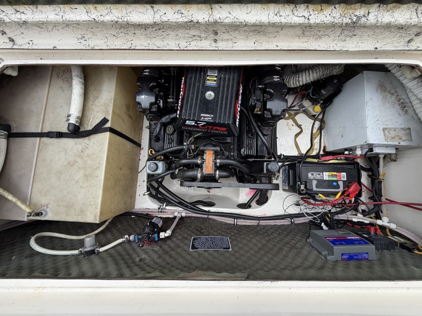 1998 Rinker 266 Fiesta Vee - Image 27