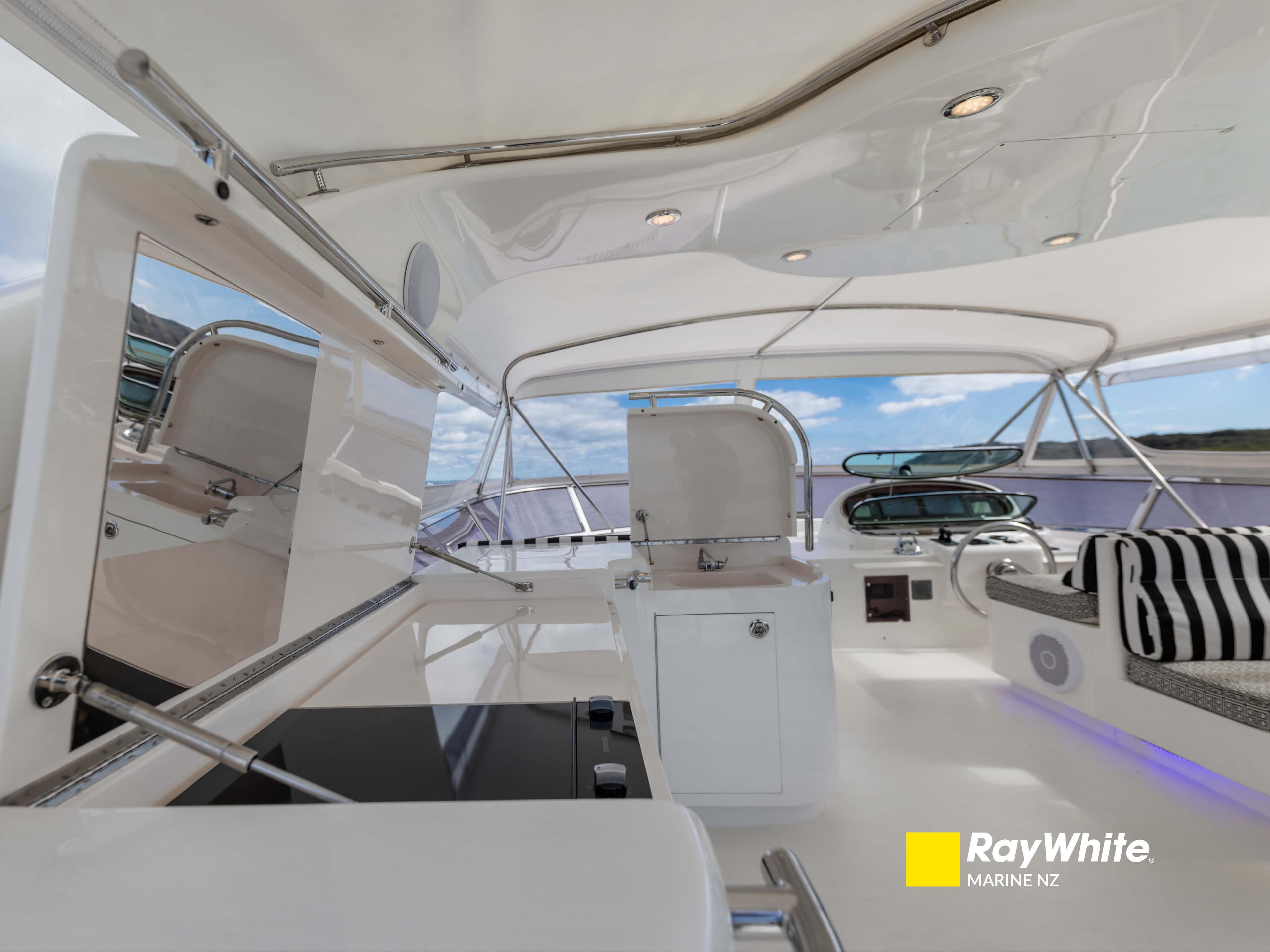 Luxurious 2006 Horizon E76 yacht interior with modern amenities and sleek design.