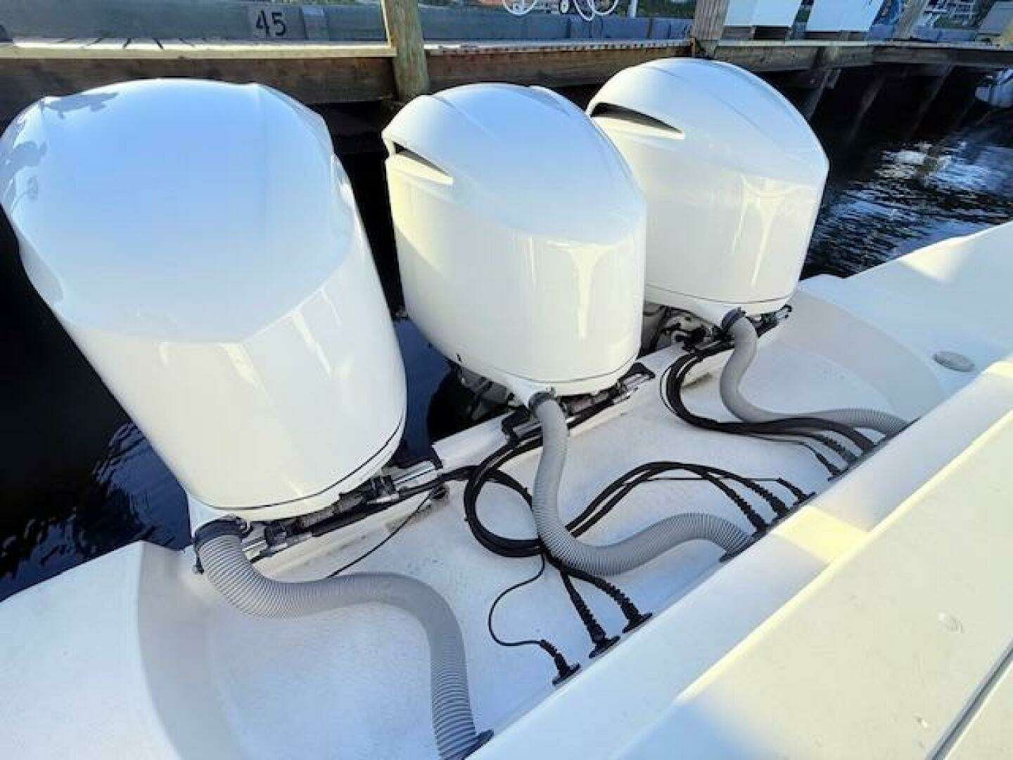 2014 Everglades 355 Center Console - Image 29