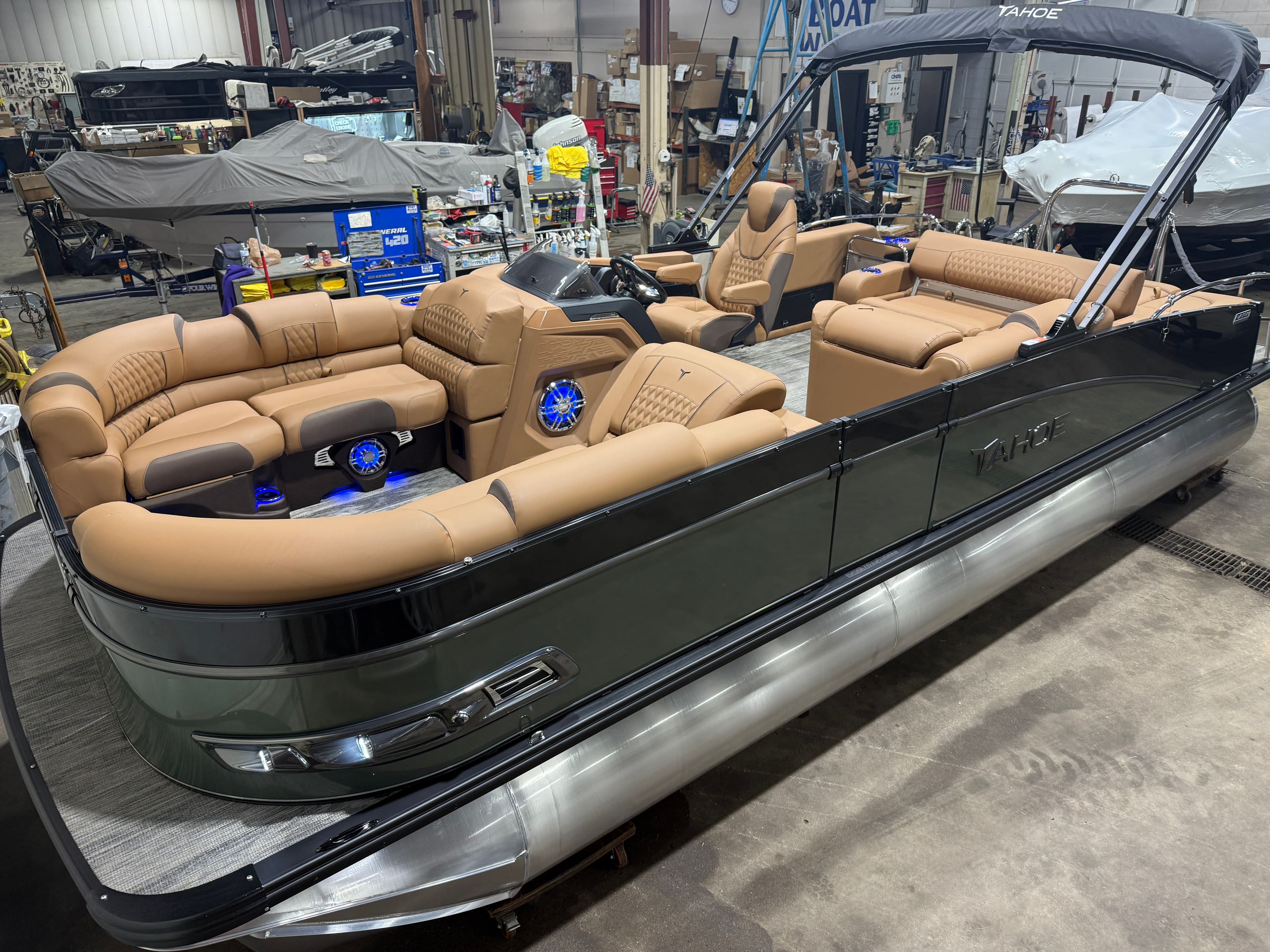 2026 Tahoe Cascade 2385 Swingback (VRB) Tritoon & Honda 4-Stroke EFI