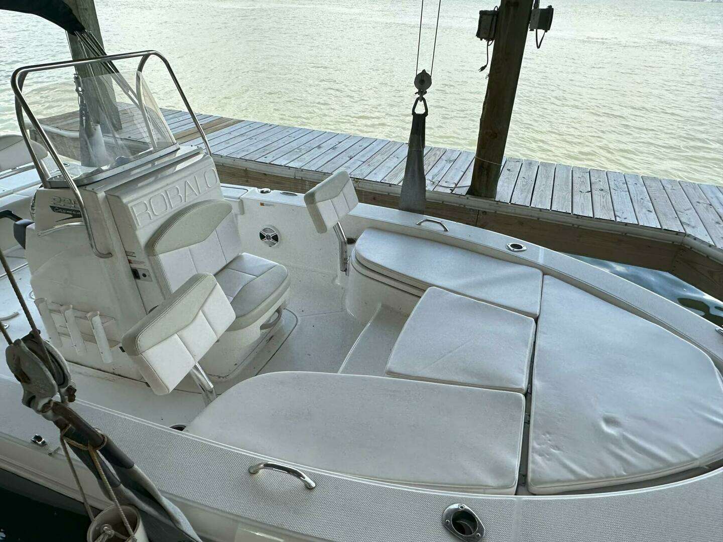 2016 Robalo 226 Cayman - Image 5