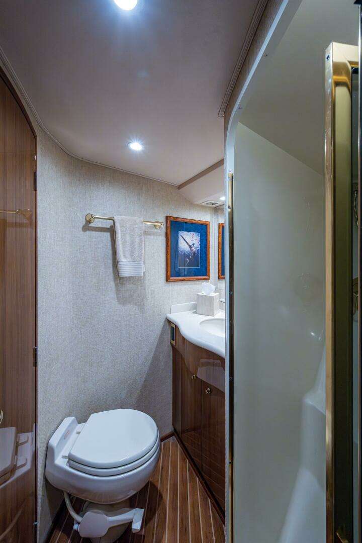 2006 Viking 52 Convertible - Image 18