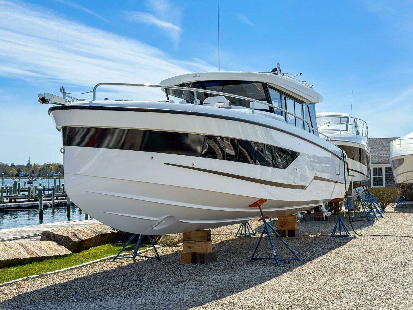 2025 Wellcraft 38 Explorer - Image 2
