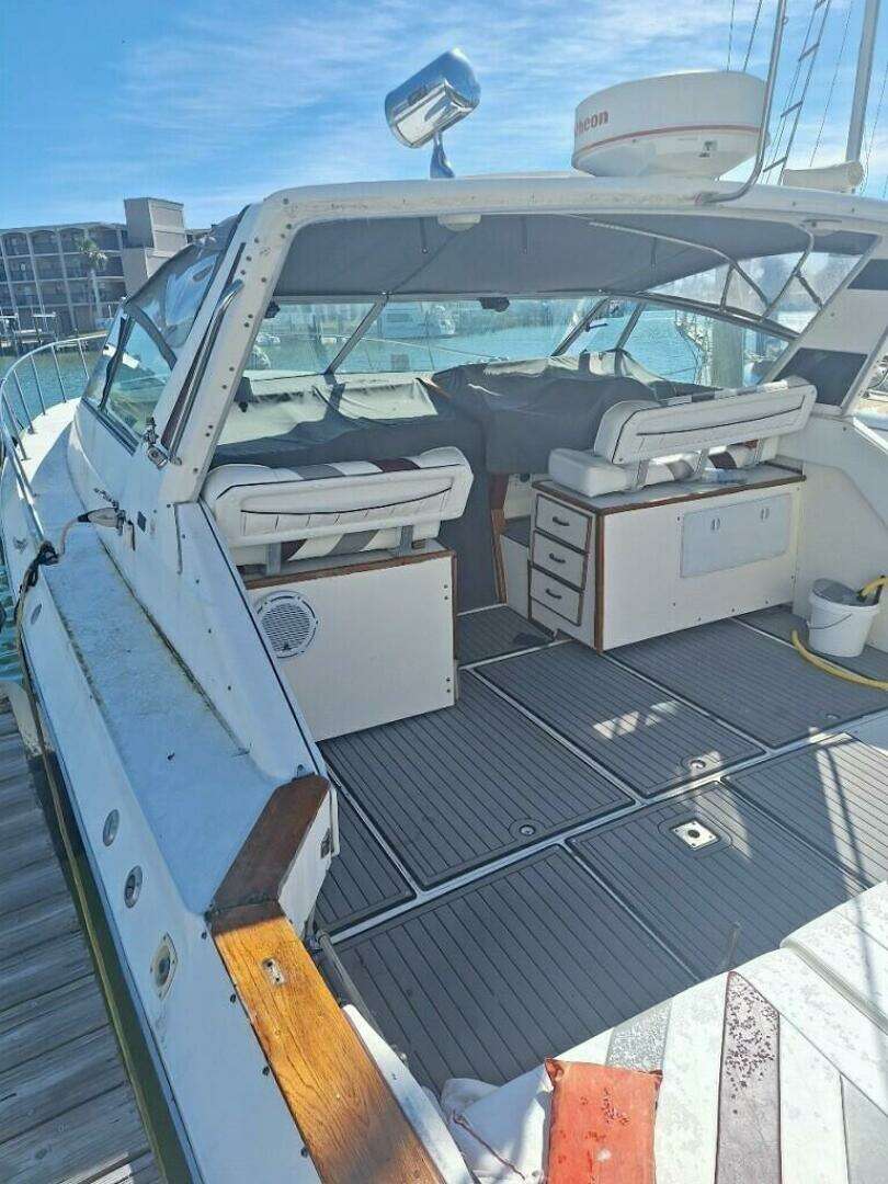 1985 Sea Ray 390 Express Cruiser - Image 2