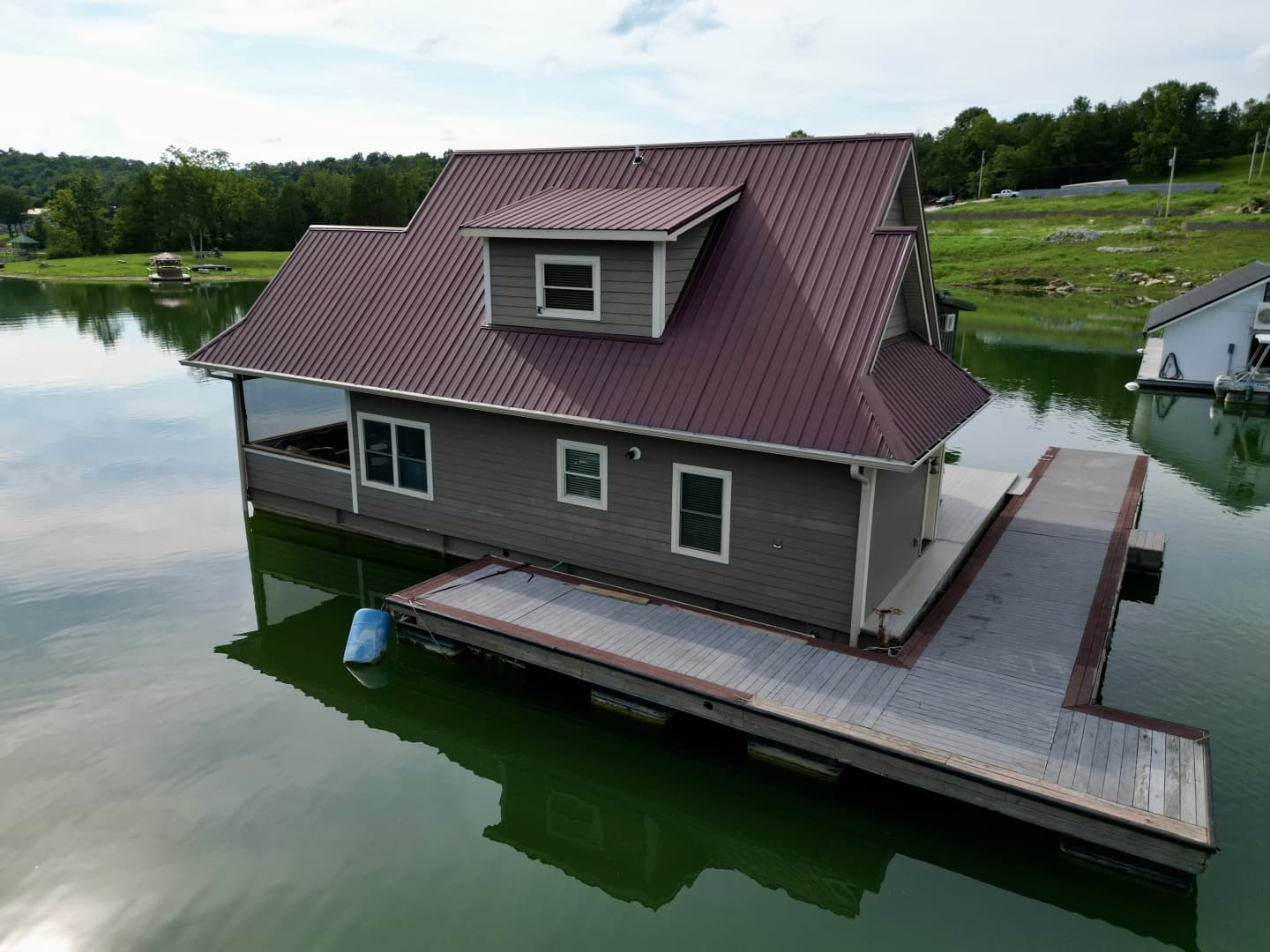 2010 Custom Floating Cabin - Approx 1340sqft - Image 11