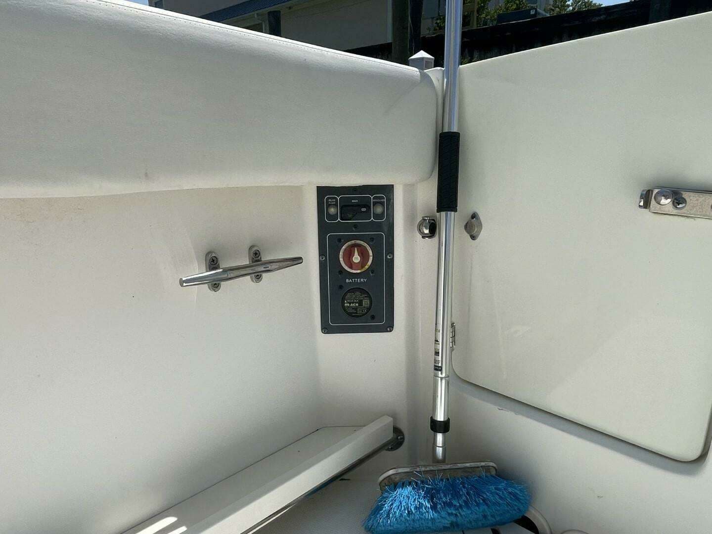 2016 Boston Whaler 270 Vantage - Image 12
