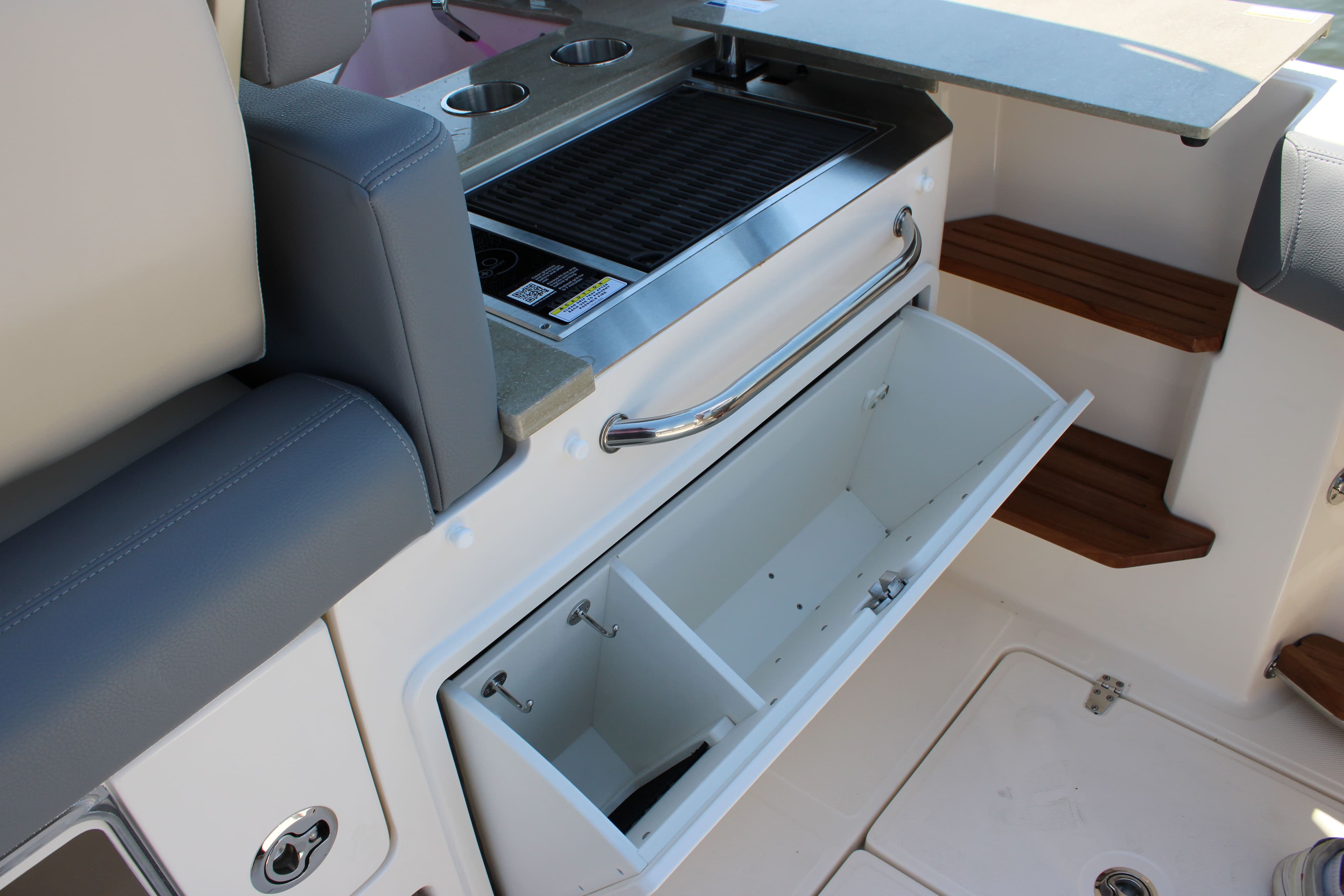2026 Boston Whaler 350 Realm - 72