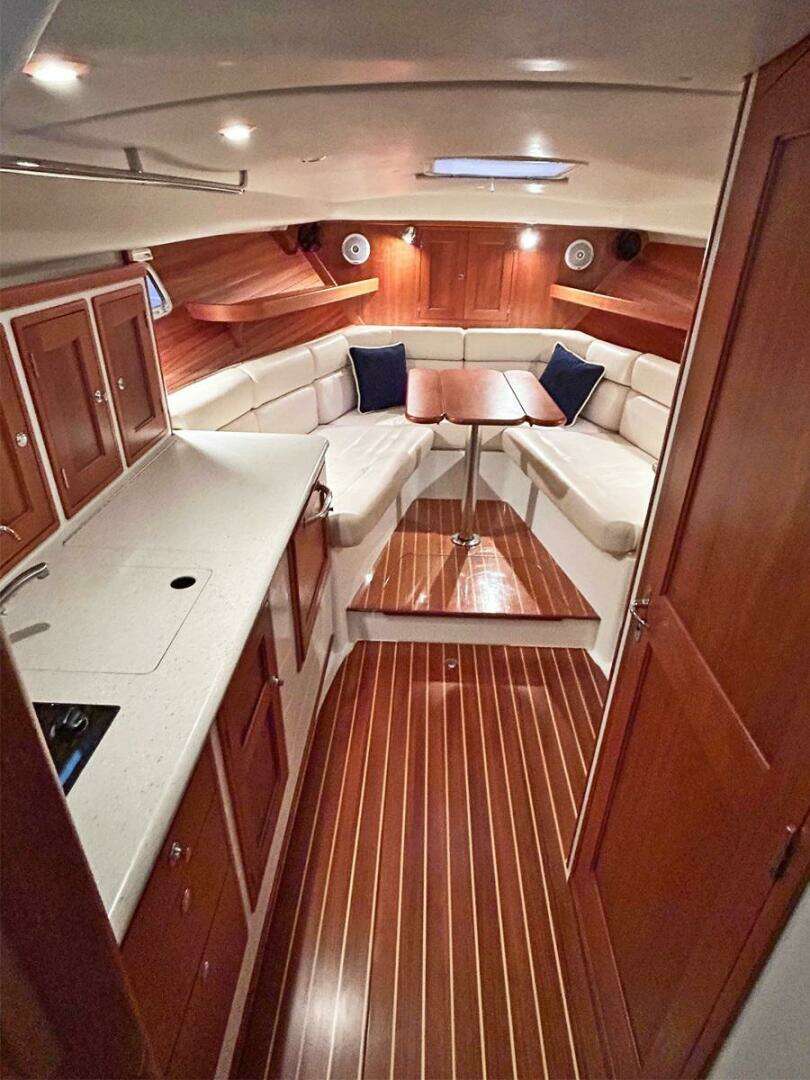 2007 MJM 34z Hard Top Express - Image 12