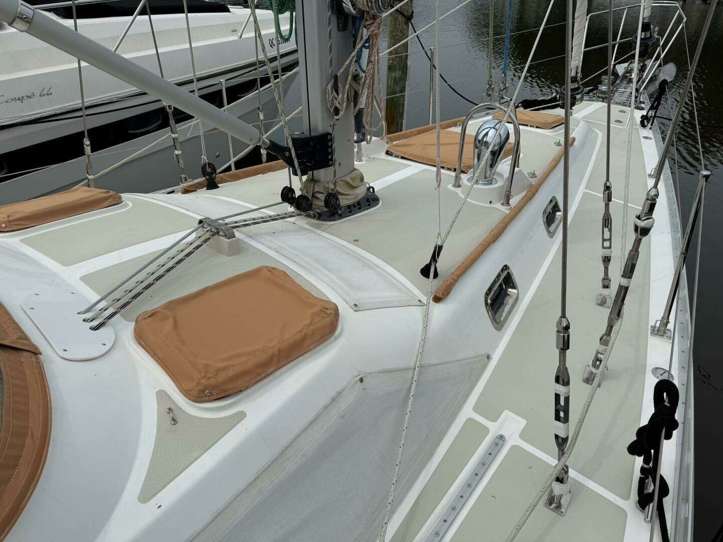 2008 Hylas 46 Center Cockpit - Image 9