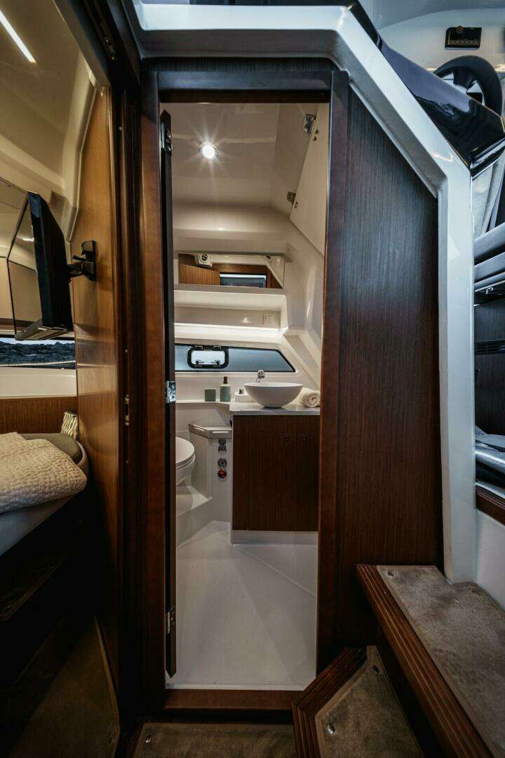 2026 Beneteau Antares 9 V2 - Image 16