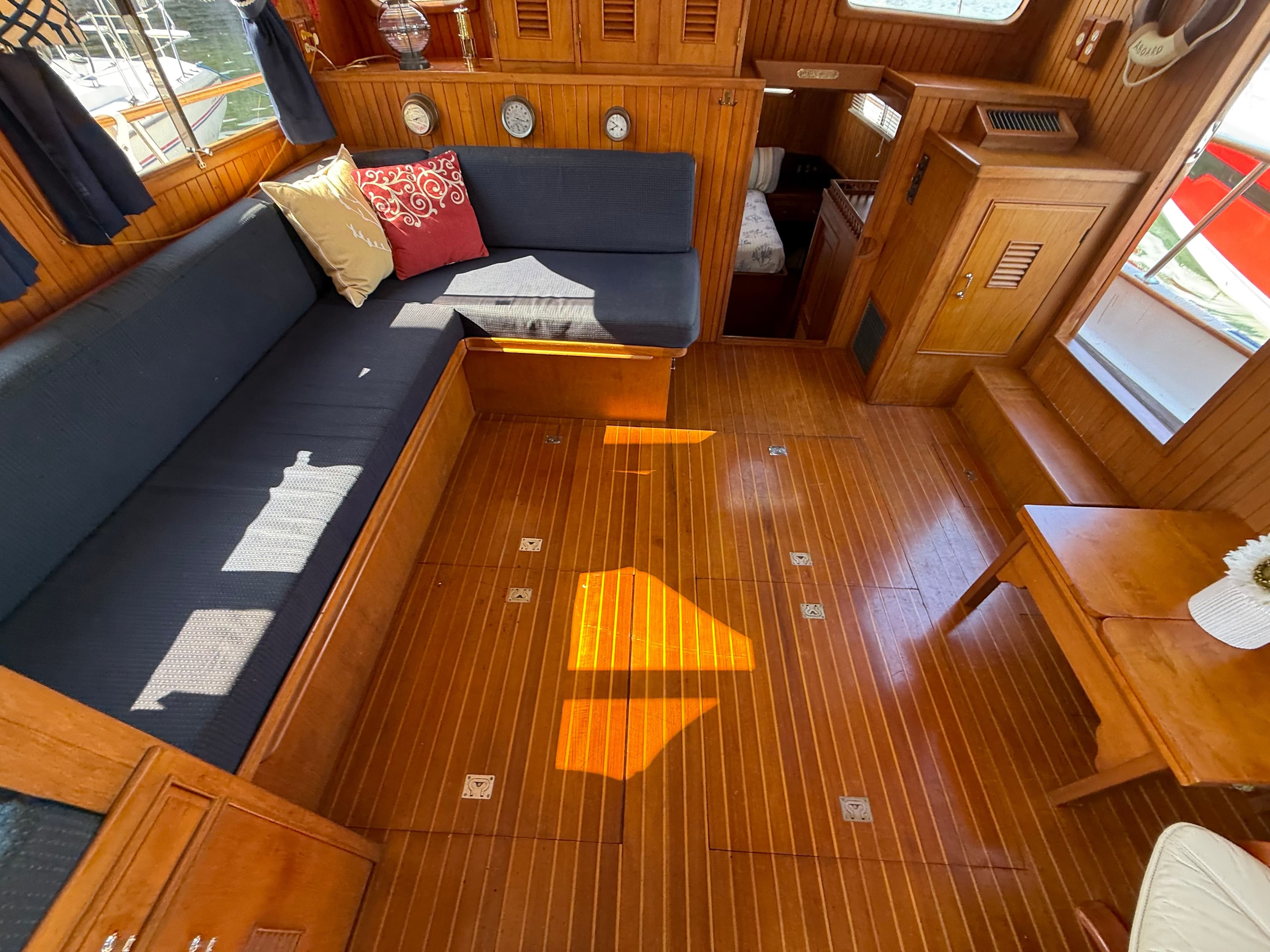 1986 Marine Trader Tri-cabin - 48