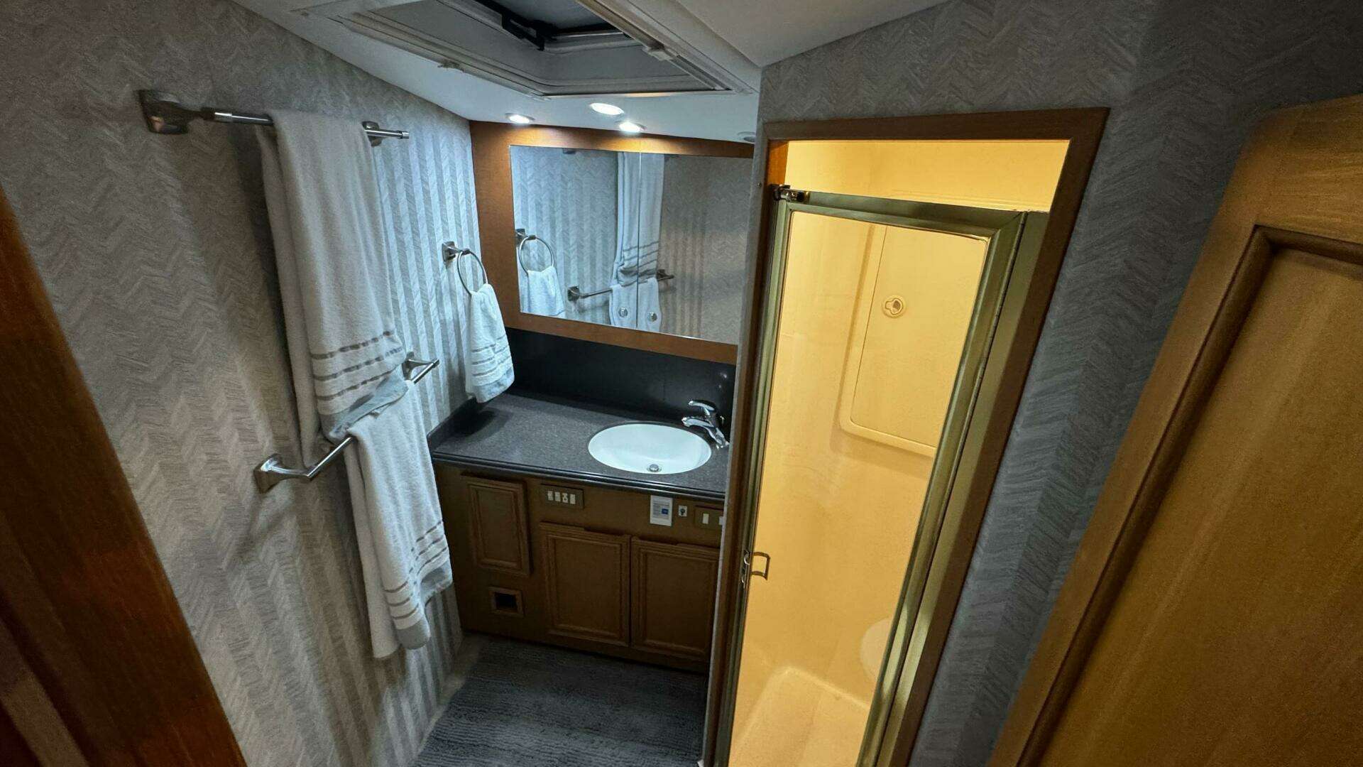 2002 Cavileer 48 Flybridge Sportfisherman - Image 14