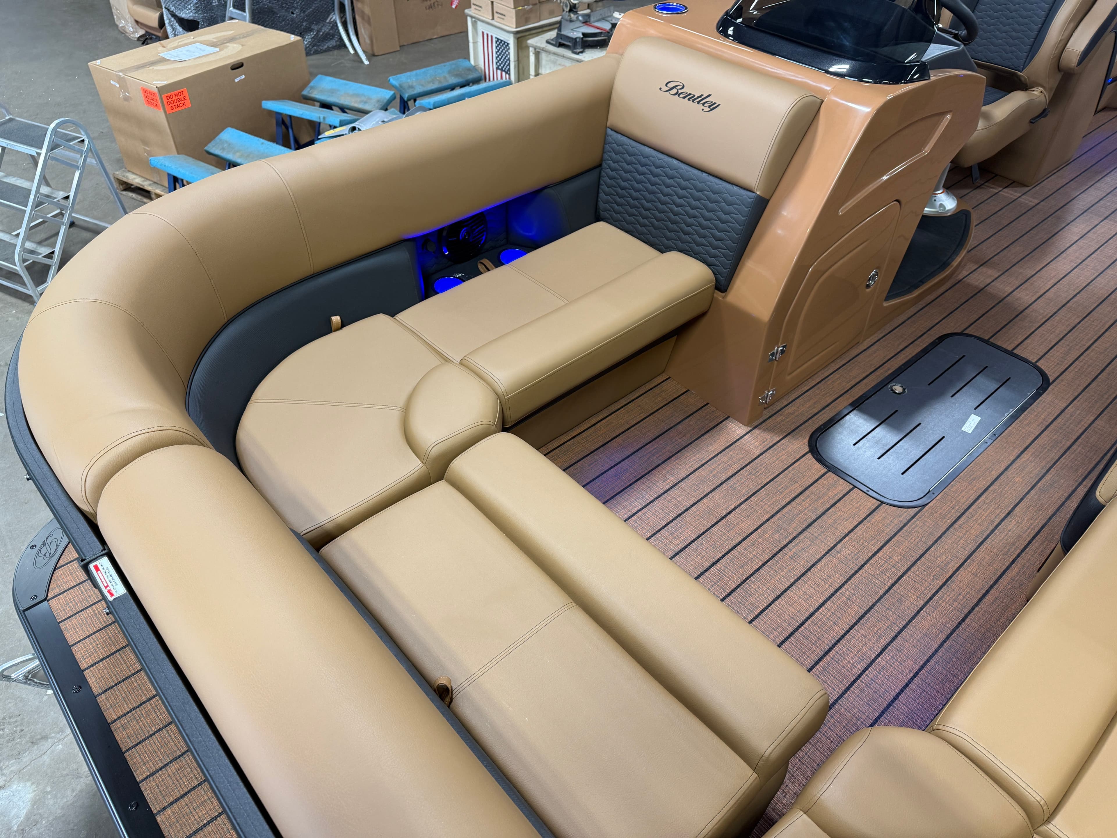 2026 Bentley Pontoons Elite 300HP Admiral 253 Quad Lounge Tritoon - 8