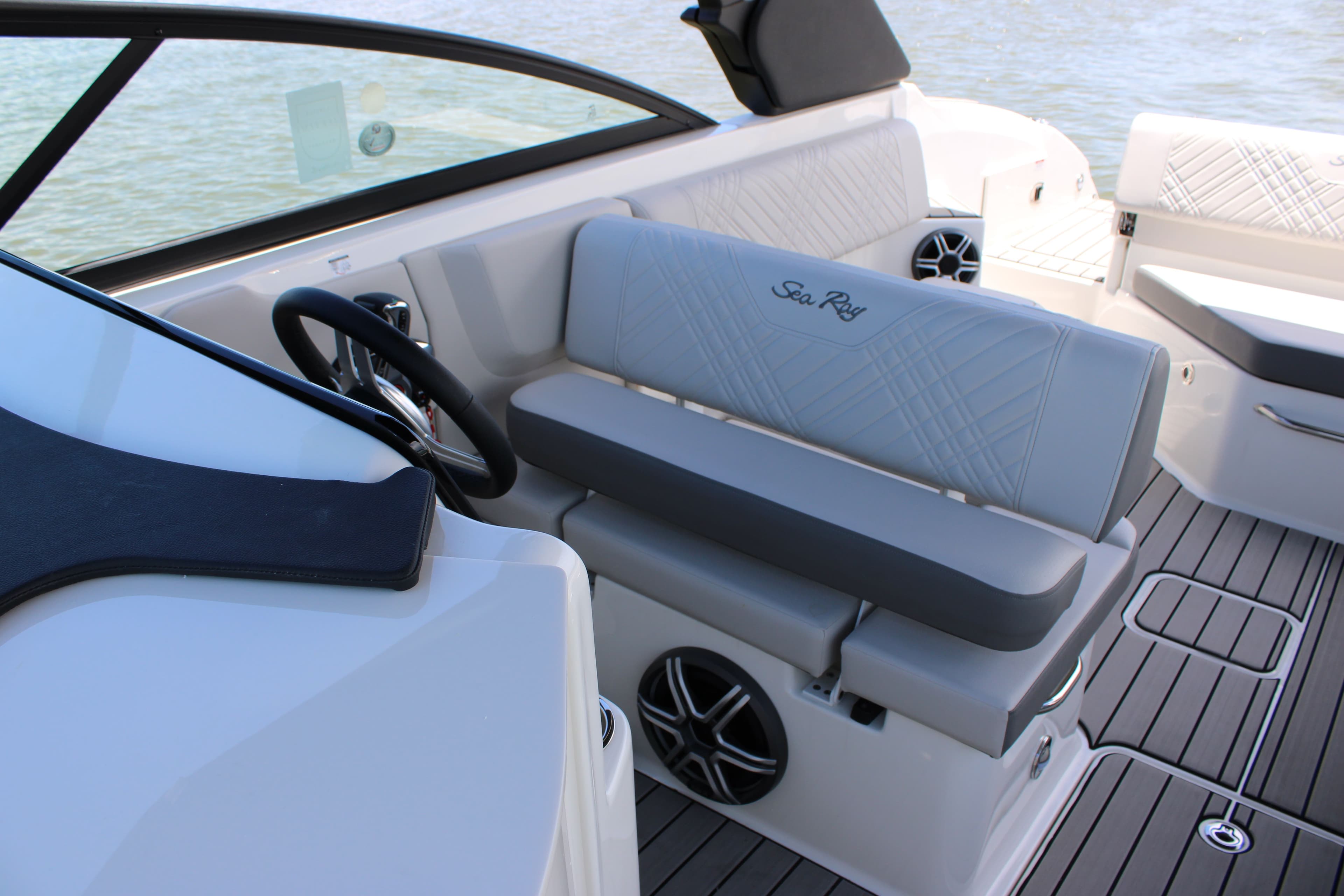 2026 Sea Ray SDX 270 Outboard - 17