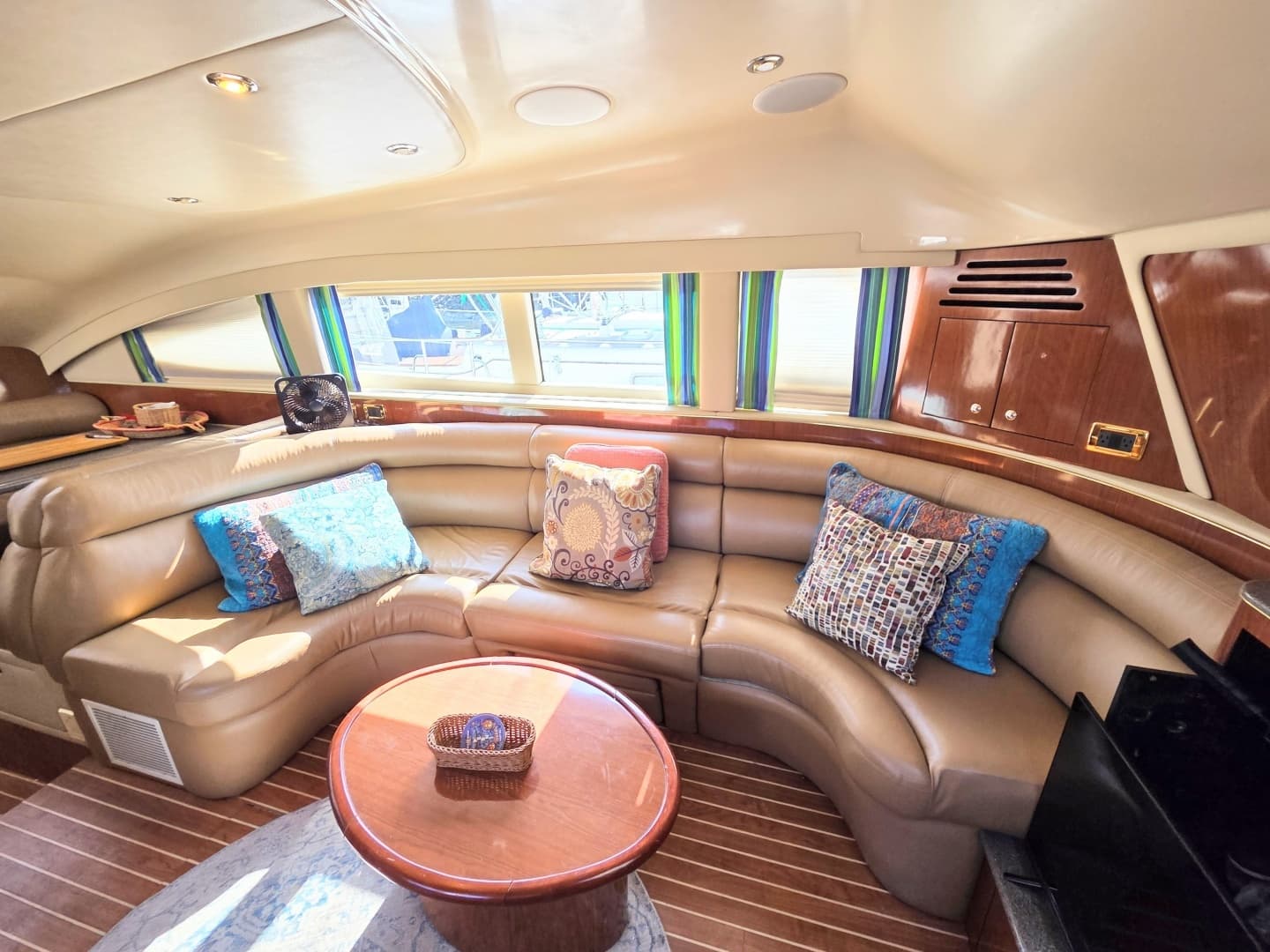 2002 Sea Ray 480 Motor Yacht - Image 9