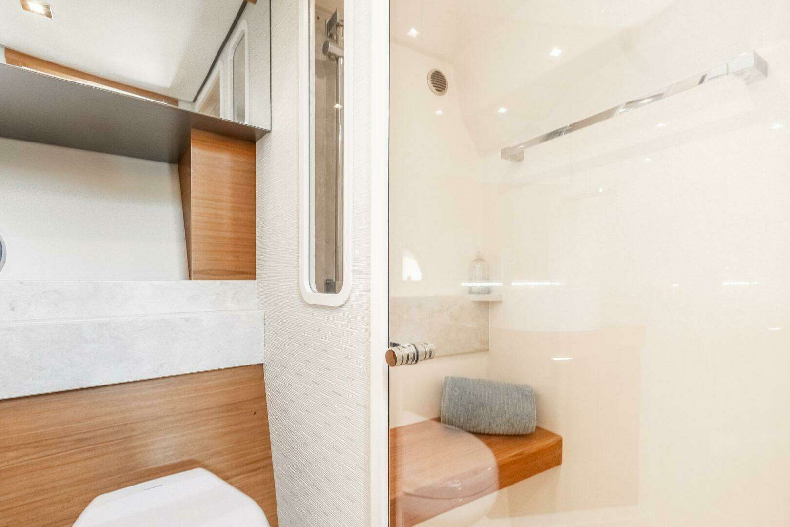 2022 Tiara Yachts 39 Coupe - Image 16