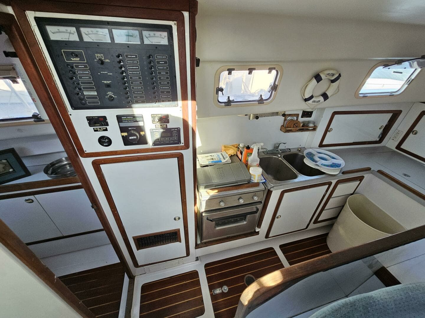 1992 Endeavour Catamaran 30 - Image 25