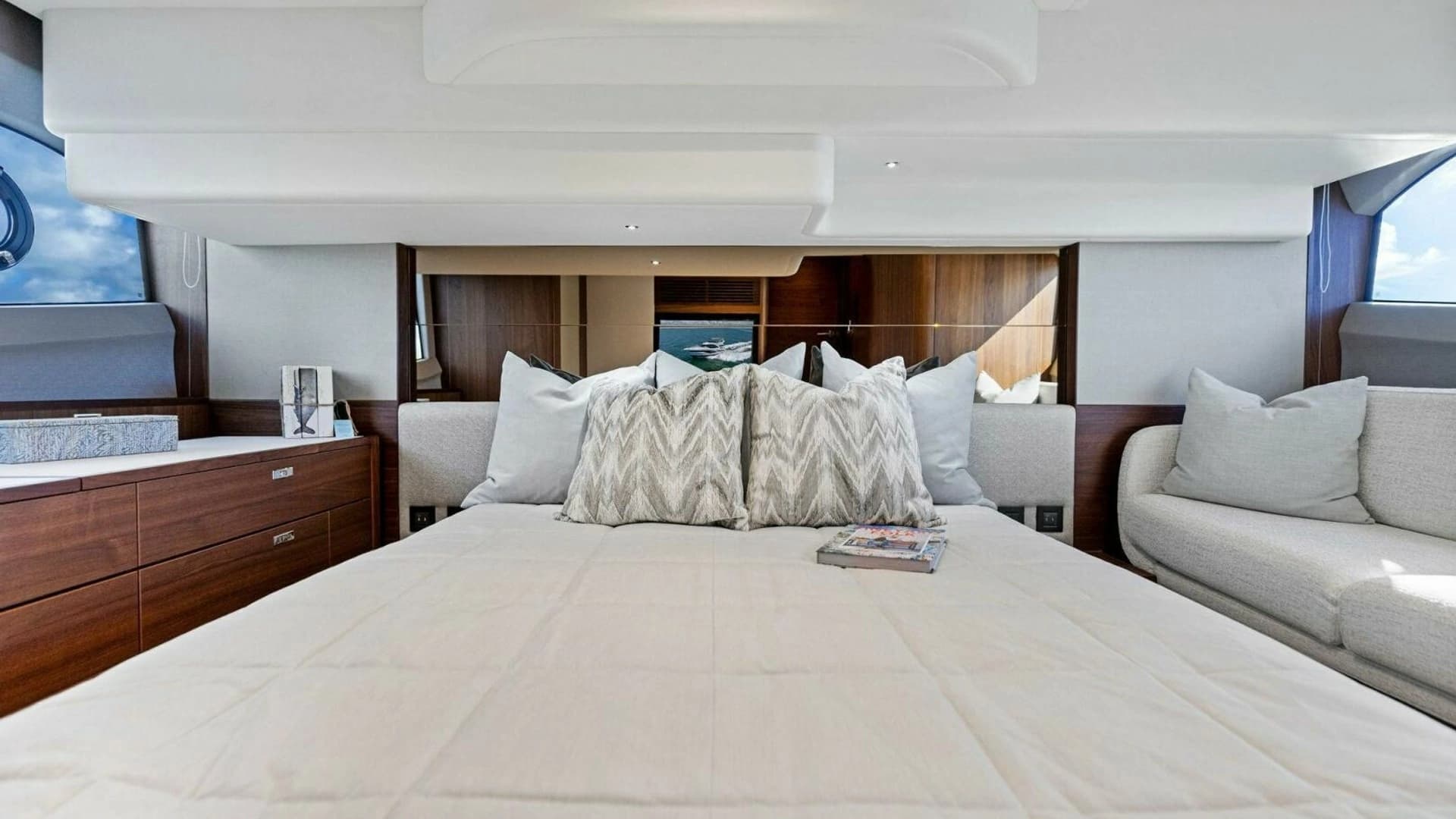 2025 Princess F50 Flybridge - Image 4