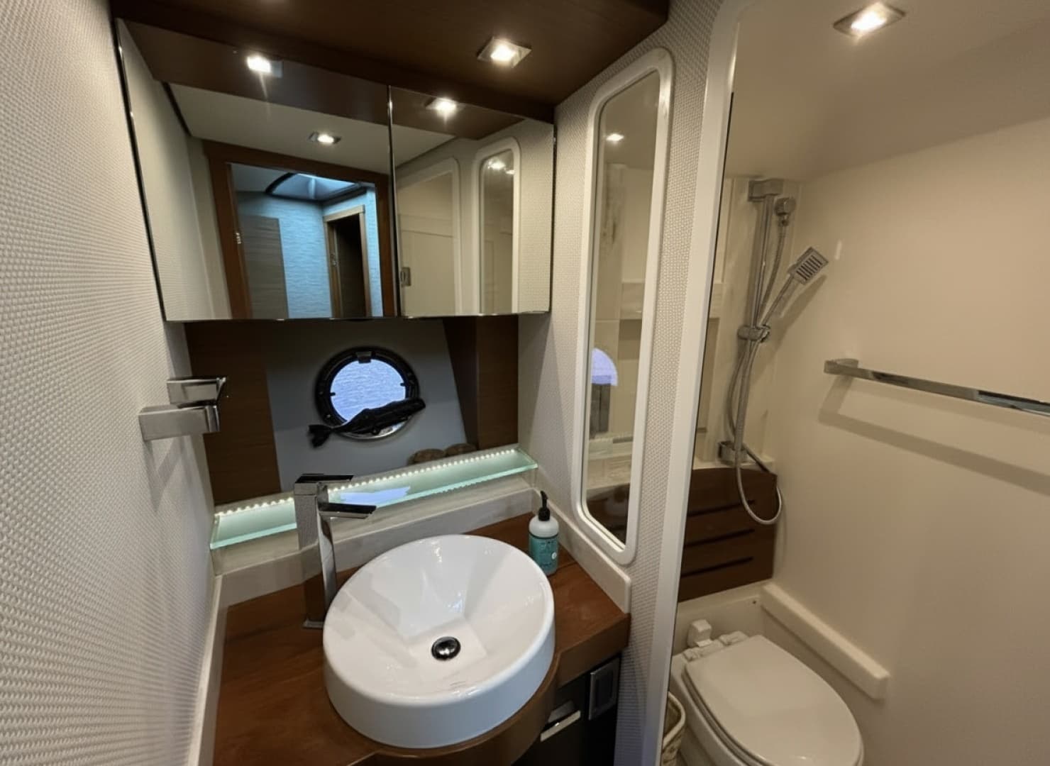 2016 Tiara Yachts C44 Coupe - Image 23