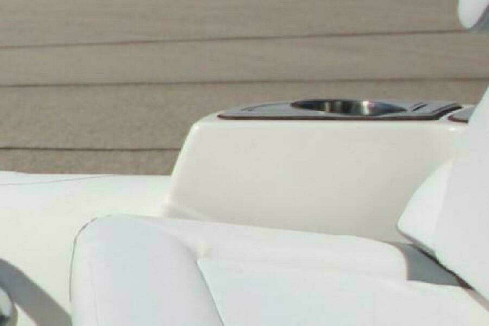 2026 Zodiac Yachtline 400 DL NEO - Image 9