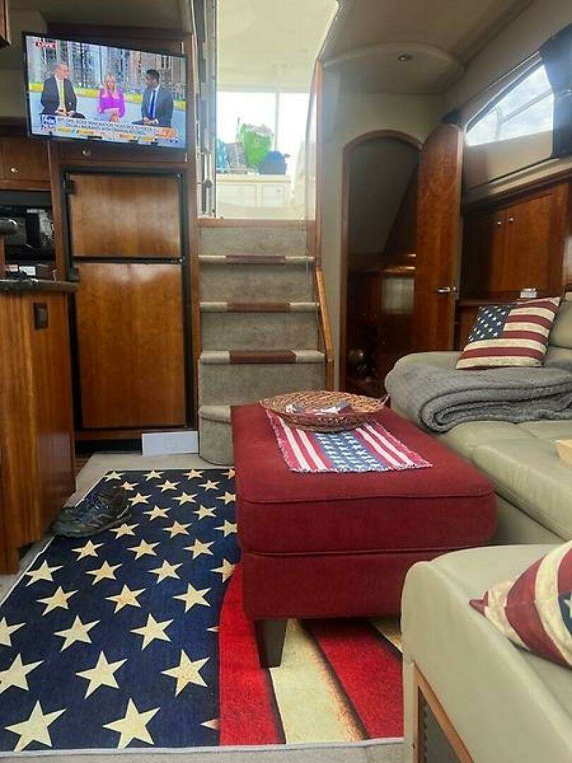 2004 Cruisers Yachts 405 Express Motoryacht - Image 11
