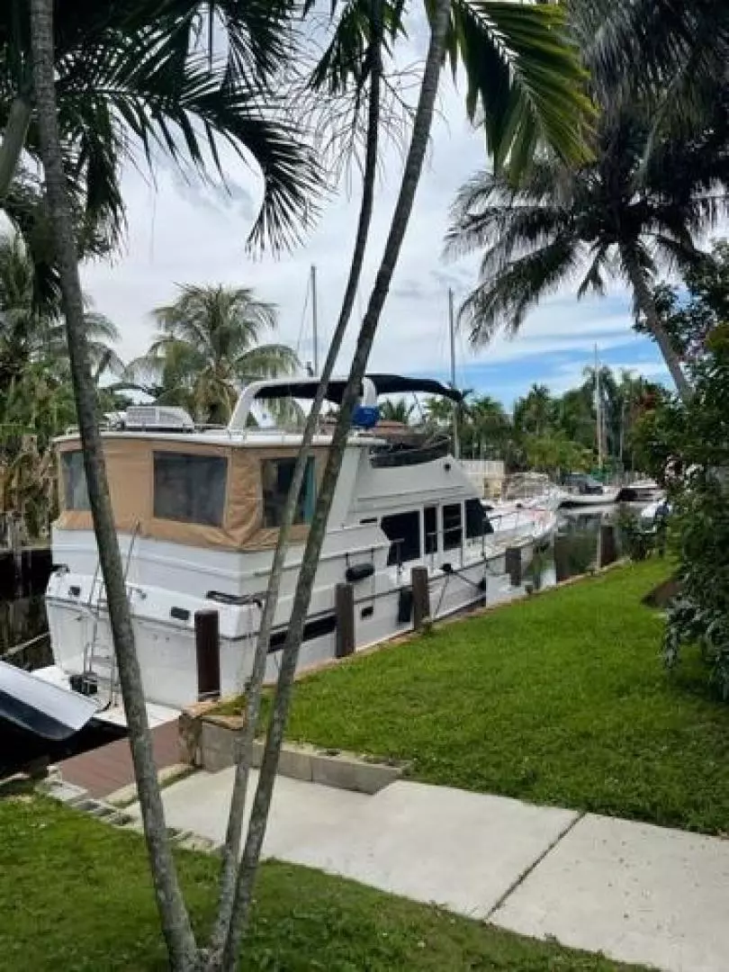 1989 Heritage East Sundeck Trawler - Image 3