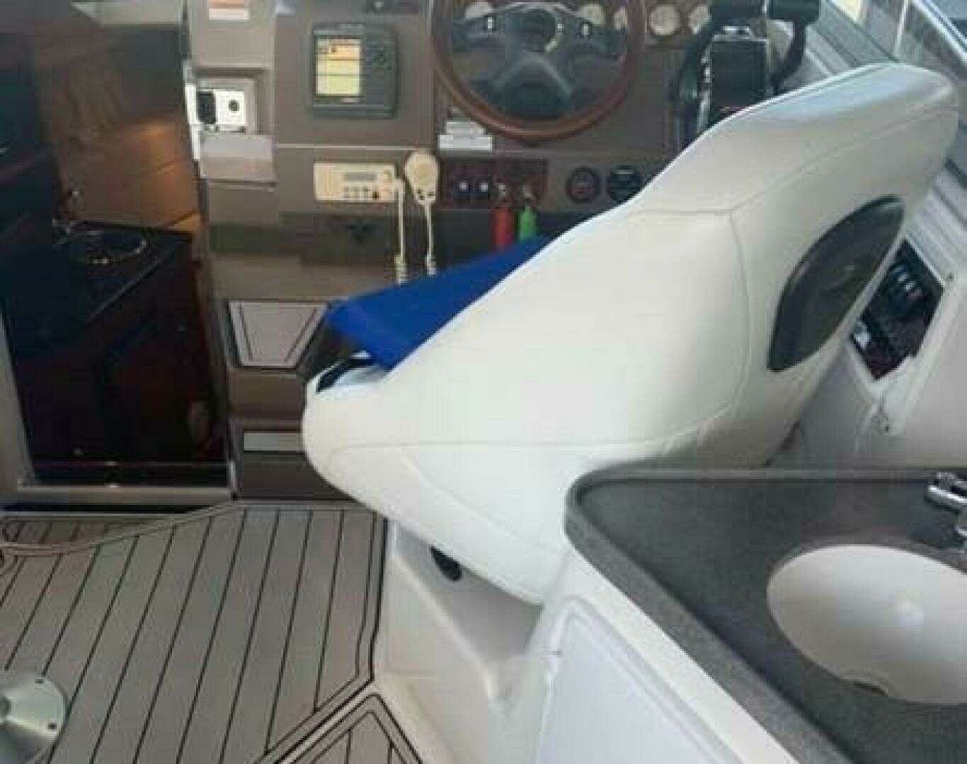 2006 Regal 3060 Window Express - Image 8