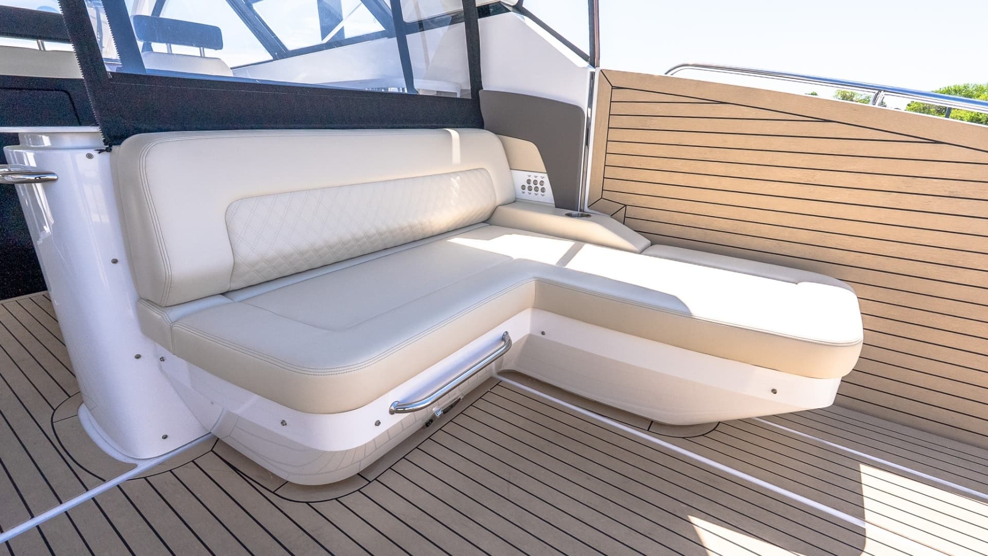 2024 Cruisers Yachts 50 GLS - Image 10