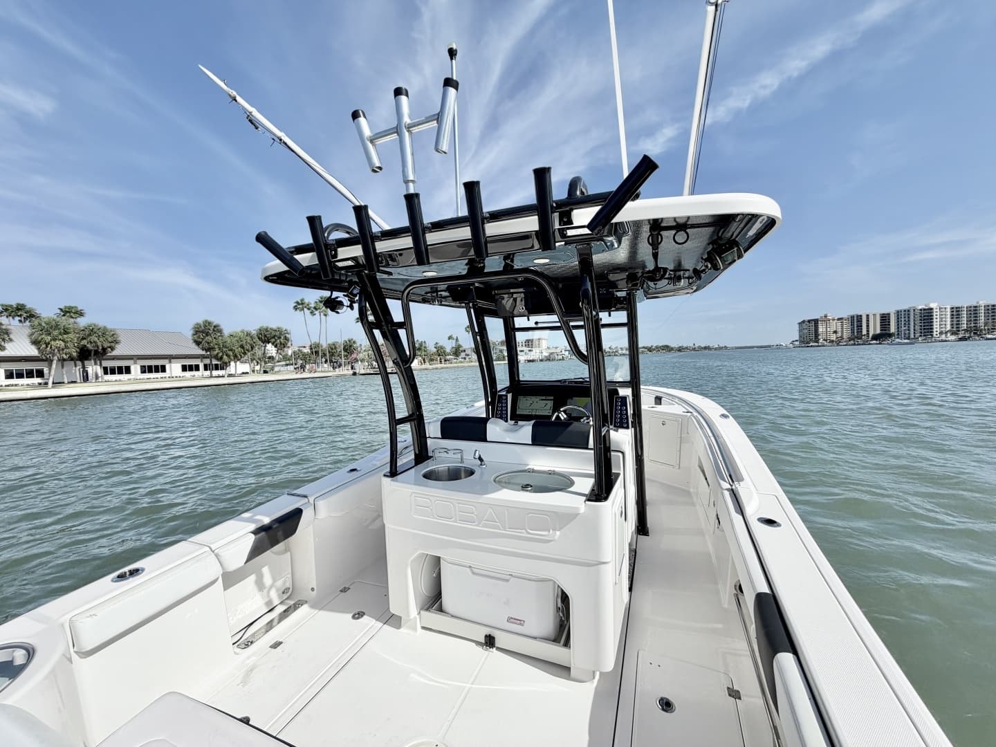 2021 Robalo R302 Center Console - Image 11