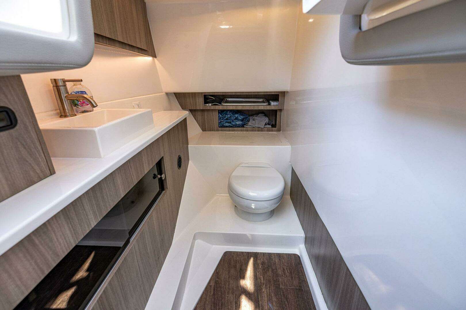 2022 Regal LX 36 - Image 21