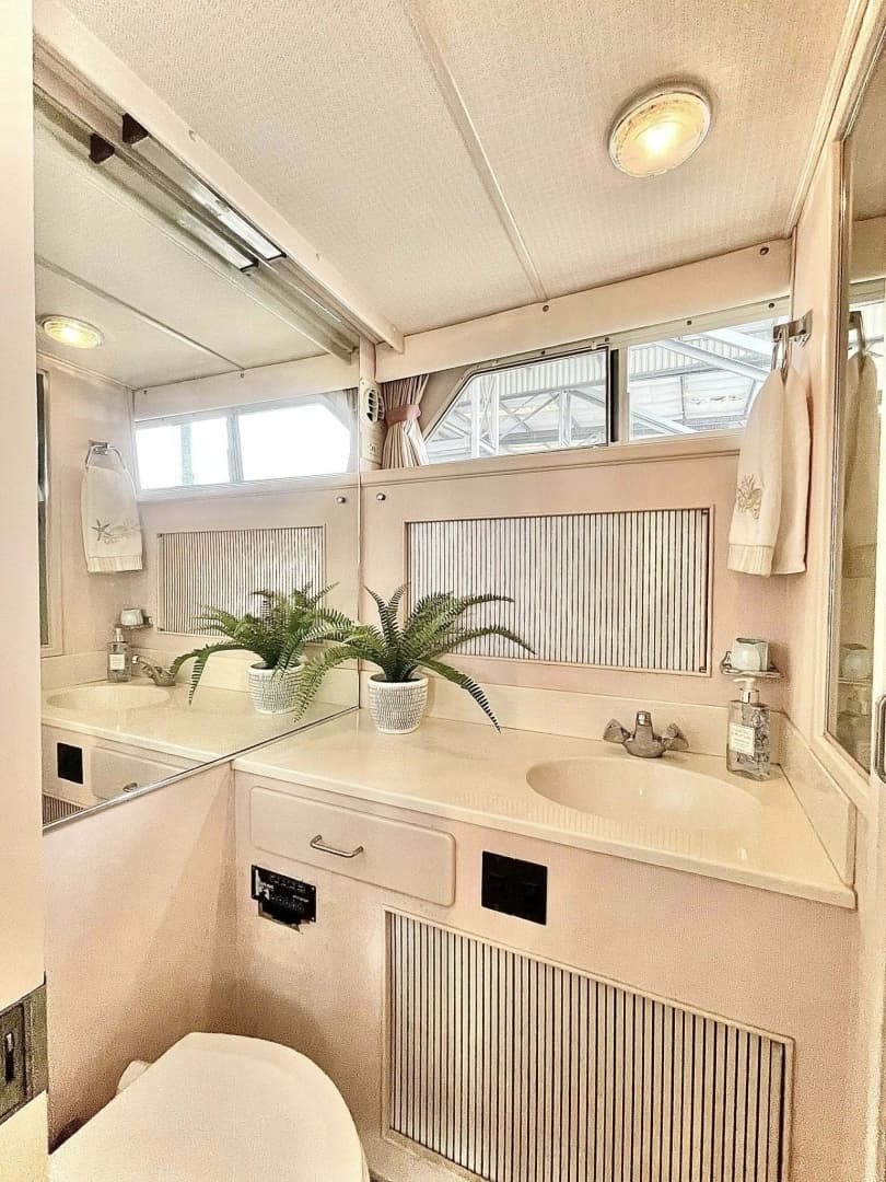 1989 Tollycraft Cockpit Motor Yacht - Image 6