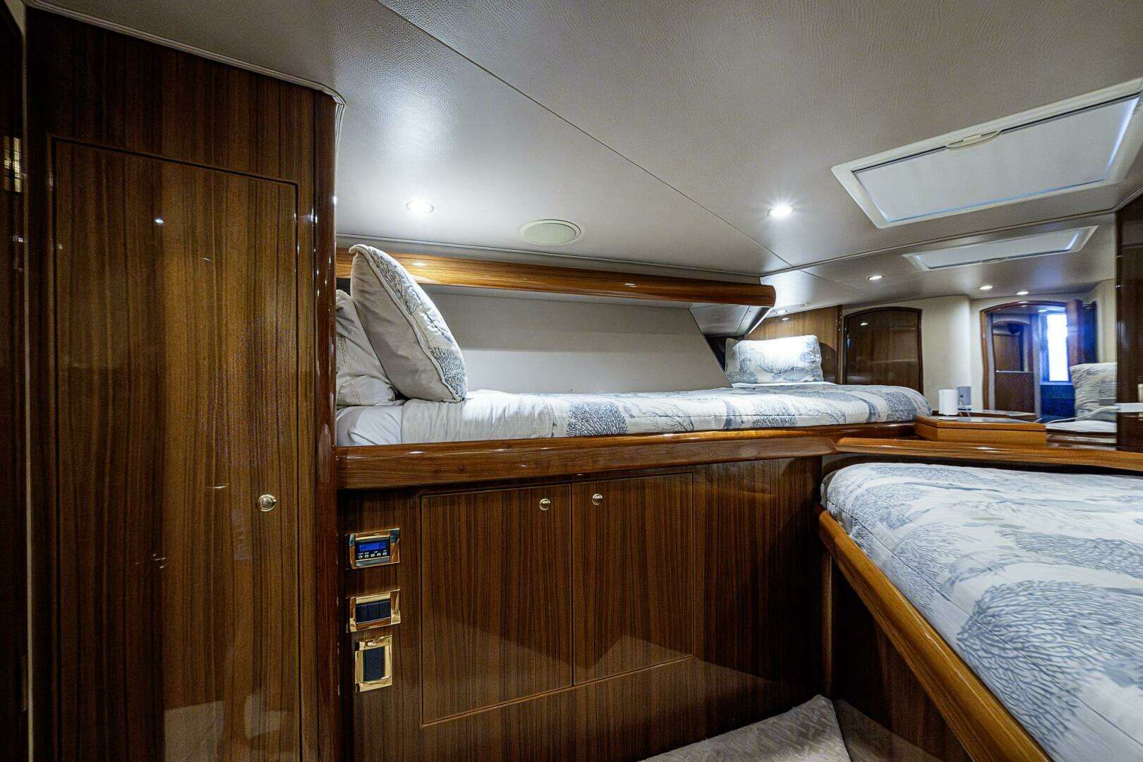 2007 Viking 64 Convertible - Image 23